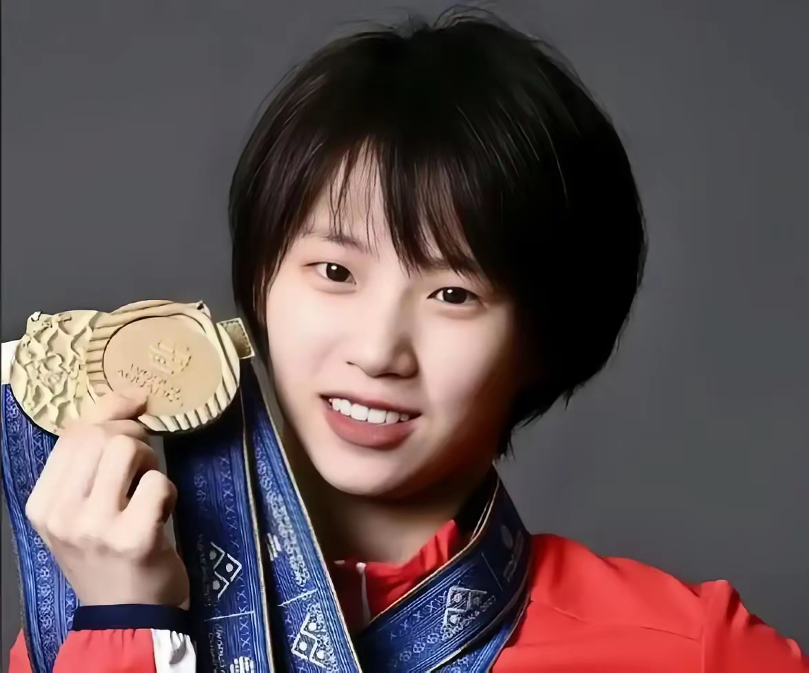 跳水选手优雅出场,获得全场掌声 跳水选手优雅出场,获得全场掌声