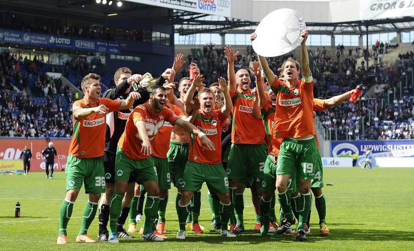 沙尔克经验球员发挥不佳，引发争议