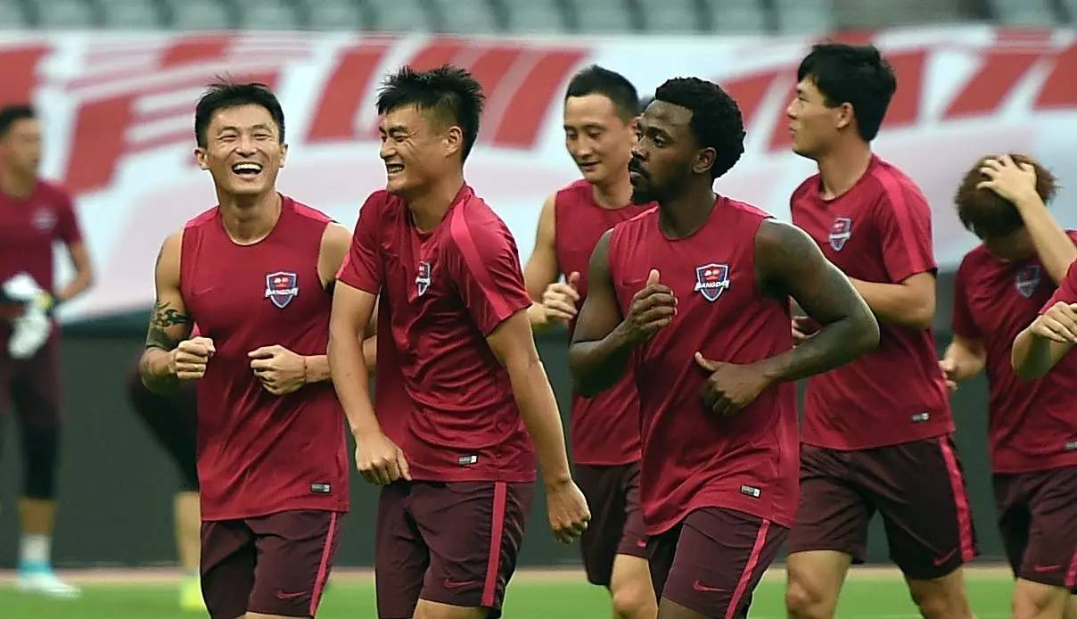 关于重庆力帆客场险胜上海下港，赛场争夺激烈组织对抗的信息