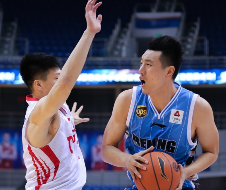 关于重庆力帆客场险胜上海下港，赛场争夺激烈组织对抗的信息