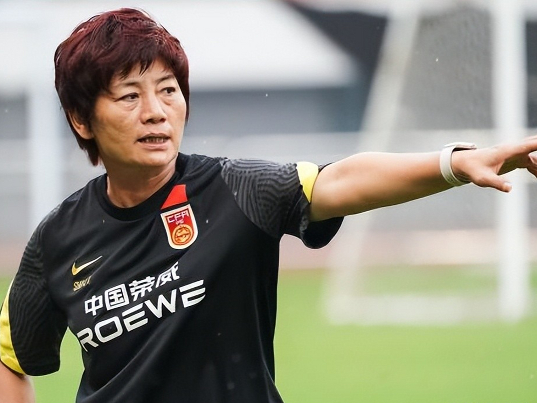 中国女足主帅刘毅获得年度最佳教练奖项