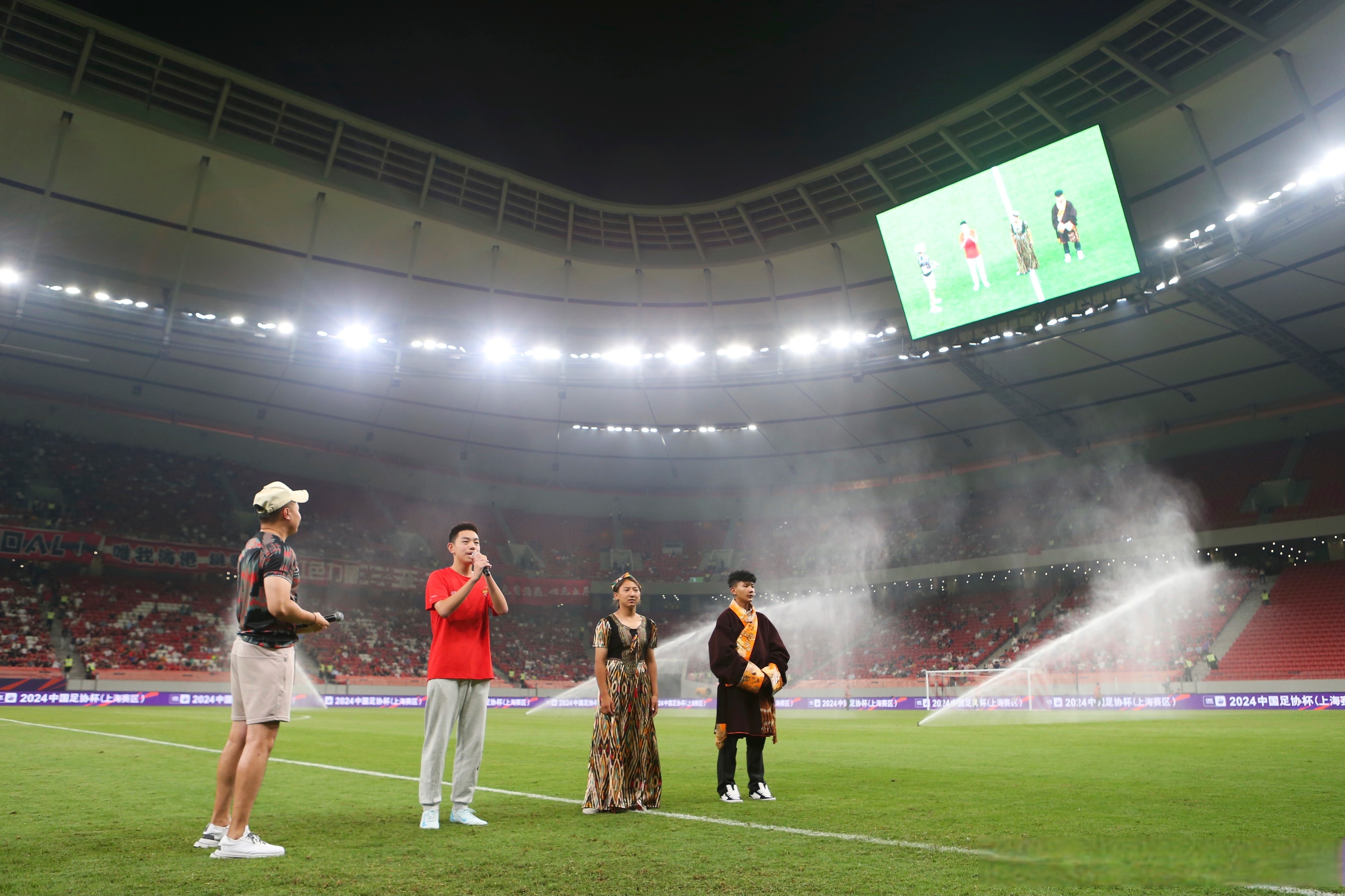 精彩比赛吸引无数球迷驻足观看