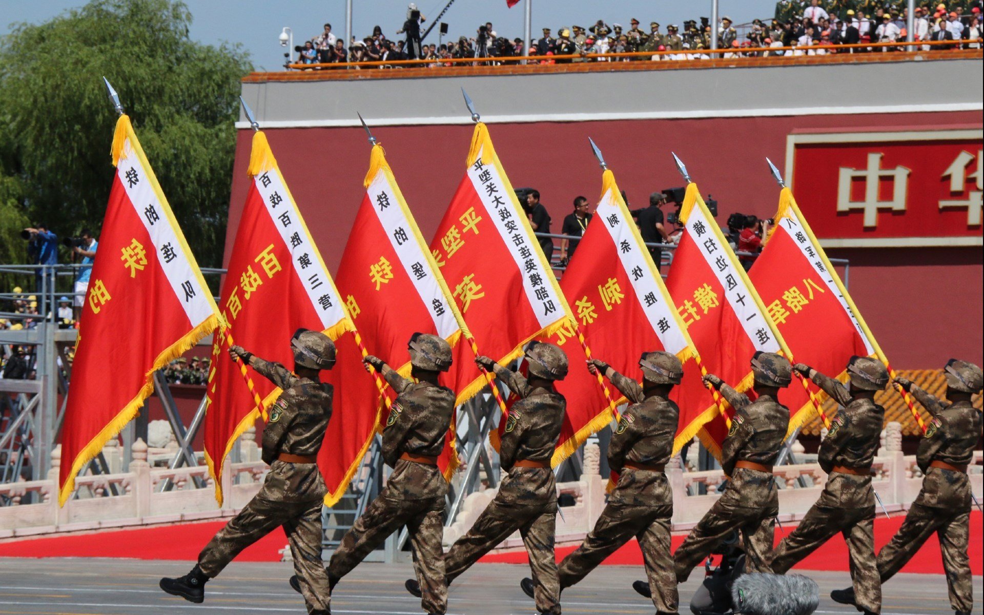 奇袭巴黎，战术幽灵阿尔瓦雷斯如何导演多特蒙德的蓝色逆袭